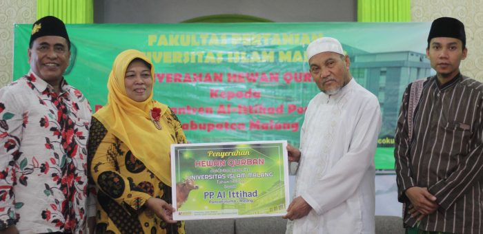 Penyerahan dan Penyembelihan Hewan Qurban dari Fakultas Pertanian UNISMA kepada Pondok Pesantren Al Ittihad Poncokusumo Kabupaten Malang